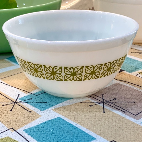 Vtg. Pyrex 1.5 qt Bowl, Autumn Floral (Verde) + NEW Retro Avocado Potholder - Picture 2 of 16